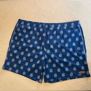 NWOT Vineyard Vines 7” Chappy Navy Leaf-Print Swim Trunks with Lining.  XXL